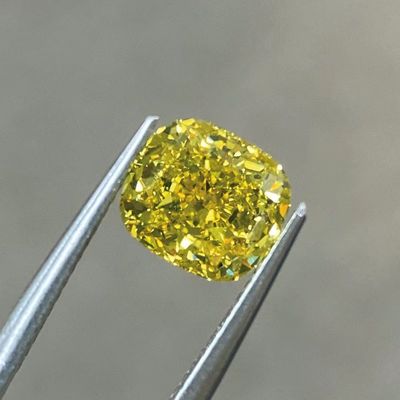 Les formes jaunes développées par laboratoire de la coupe HPHT Diamond All de coussin sont disponibles