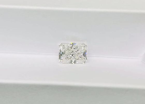 CVD sans couleur Diamond Radiant Cut Fancy Design développé par laboratoire de 10 Mohs