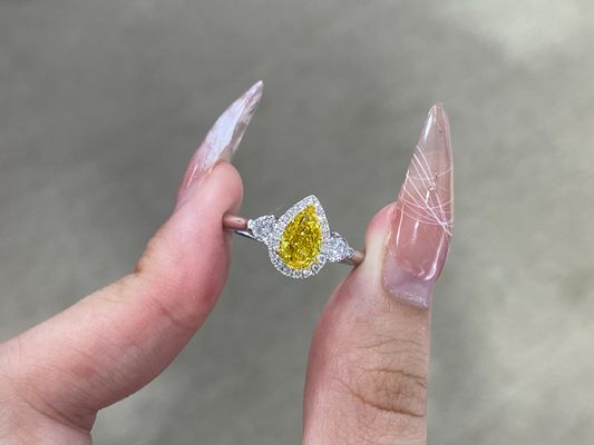 or blanc créé par laboratoire jaune vif de fantaisie de 1.03ct Diamond Ring 18k