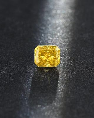 Diamant lâche HPHT Diamond Synthetic Diamond Grit jaune développé par laboratoire de coussin