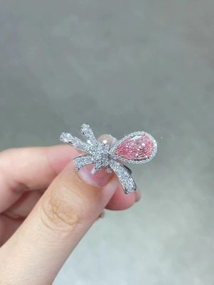 En laboratoire, cultivé en forme de poire rose clair, CVD, diamant synthétique, anneaux en or blanc de 18 carats.