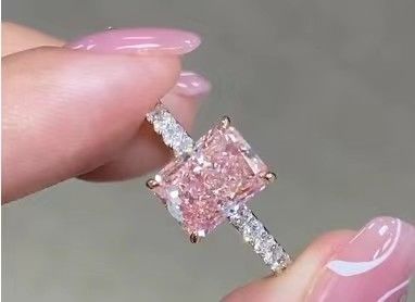 2Une bague de fiançailles en diamant rose de laboratoire.