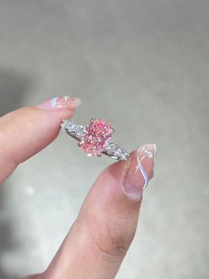 2Une bague de fiançailles en diamant de 18 carats en or blanc