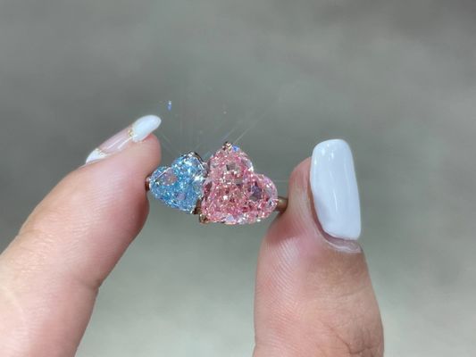 Rings en diamant de laboratoire en rose et bleu en forme de cœur jumeau Rings en or blanc 18 carats