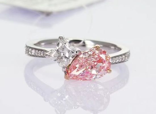 Une bague de fiançailles, une bague de mariage, une bague de diamant, une bague de laboratoire, des diamants de couleur, une poire, un trèfle à quatre feuilles.