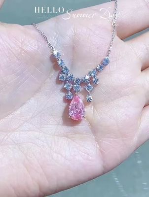 Des pendentifs en diamant cultivés en laboratoire, certifiés par l'IGI, une taille de poire de 2,84 carats, couleur rose.