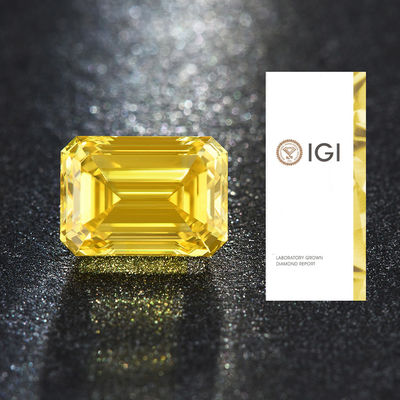 Des diamants jaunes créés par un laboratoire certifié par l'IGI, de taille émeraude.
