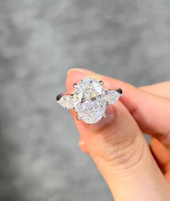 Des diamants fabriqués en laboratoire, des bijoux à trois pierres, des alliances, des bagues de mariage, des diamants cultivés.