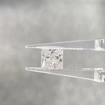 C'est un diamant de 2.3ct E VVS2 Princess Cut, fabriqué par un laboratoire en vrac.