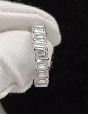 Une bague émeraude, une bague blanche, une bague de mariage, une bague éternelle, une bague de laboratoire, une bague de diamant.