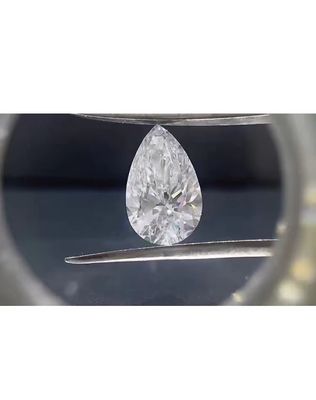 Des diamants créés en laboratoire en forme de poire, des diamants cultivés, des diamants passés au test, pas de cravate.