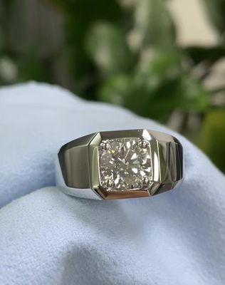 Une bague en or blanc de 18 carats pour mariage et fiançailles.