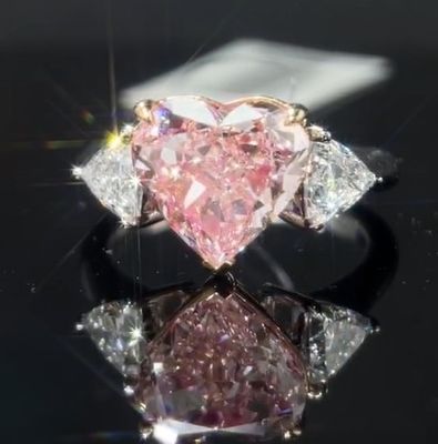 Lab de découpe de cœur sur mesure Créé d'une bague en diamant Joaillerie rose 4.03ct Three Stone Style