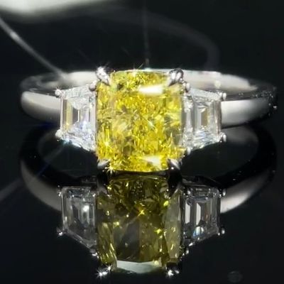 1Une bague en diamant en laboratoire avec un diamant jaune en trois pierres.